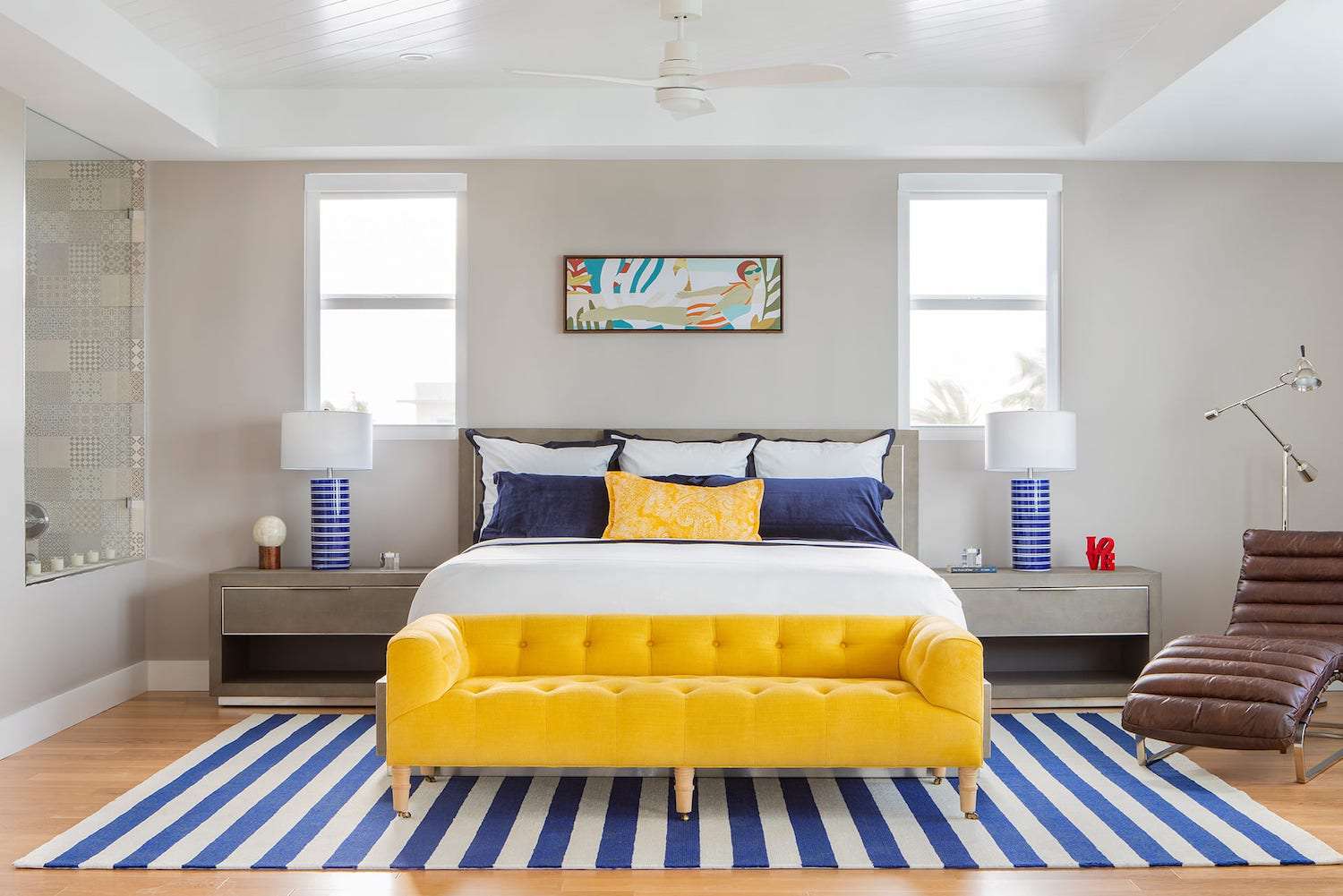 Schlafzimmer mit gelbem und blauem Dekor
