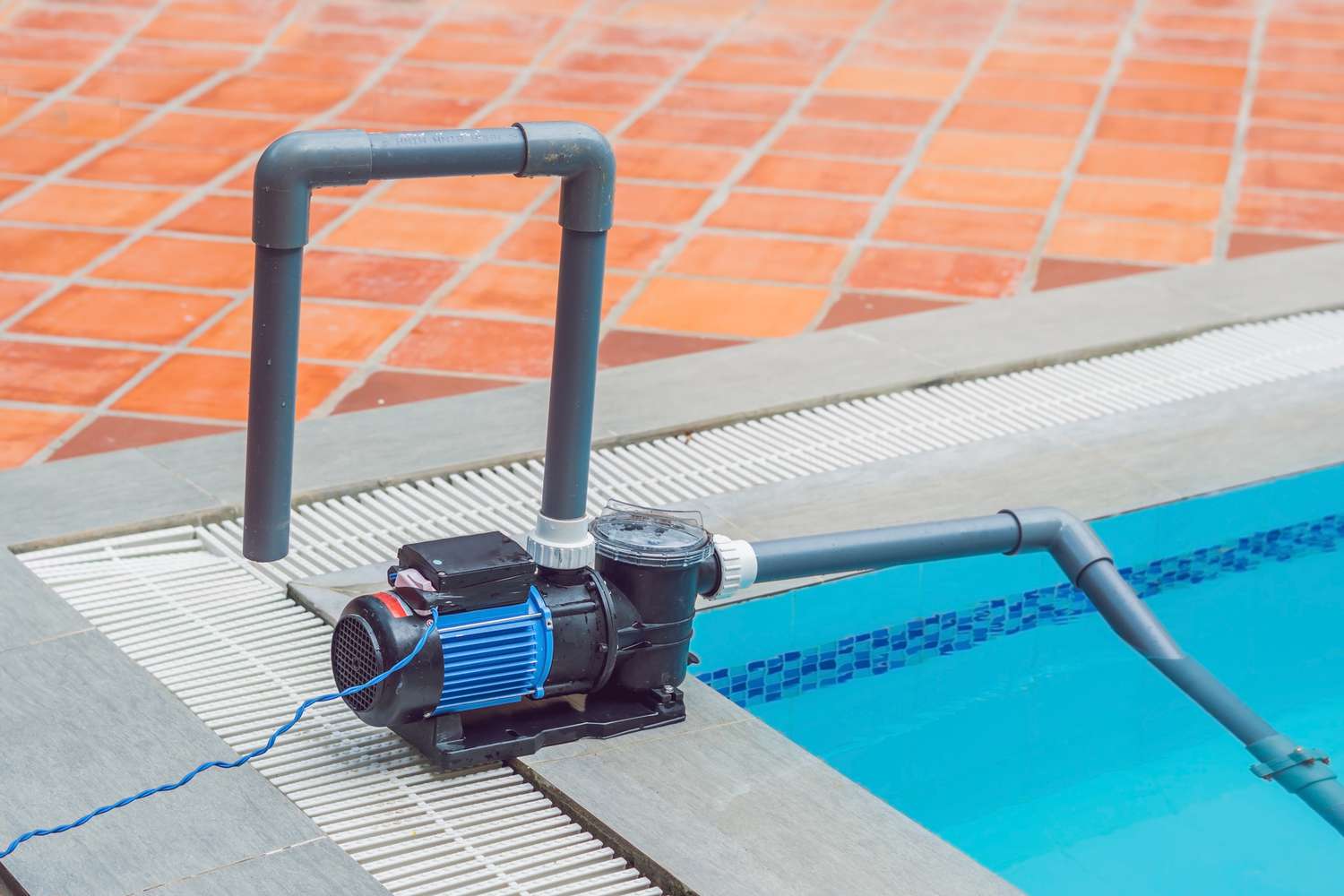 Side-suction pool vacuum