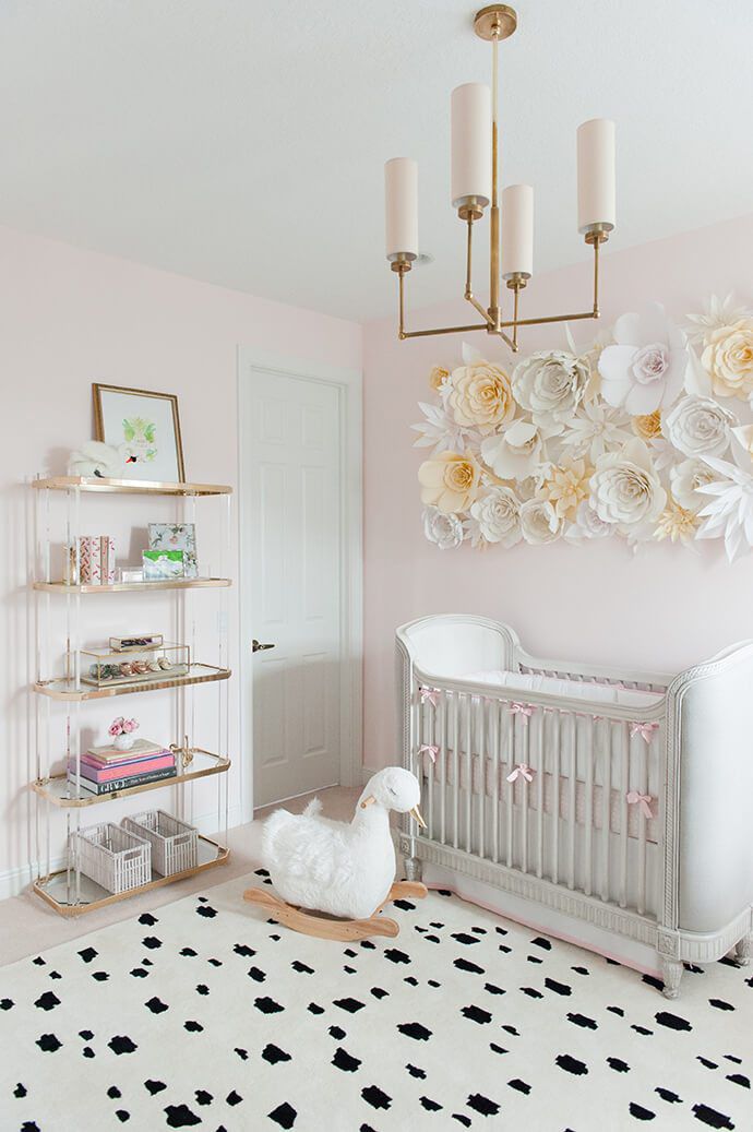Quarto de bebê de cisne branco e rosa blush com parede de destaque de flores de papel