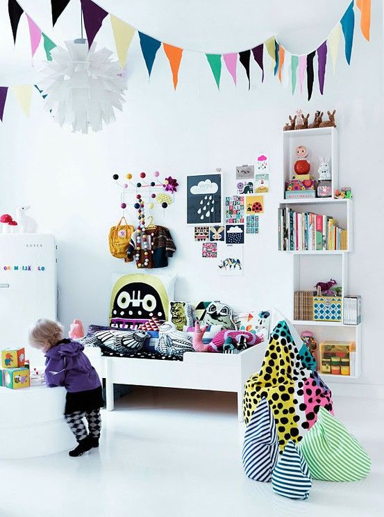 Habitación infantil blanca de estilo escandinavo con decoraciones de colores