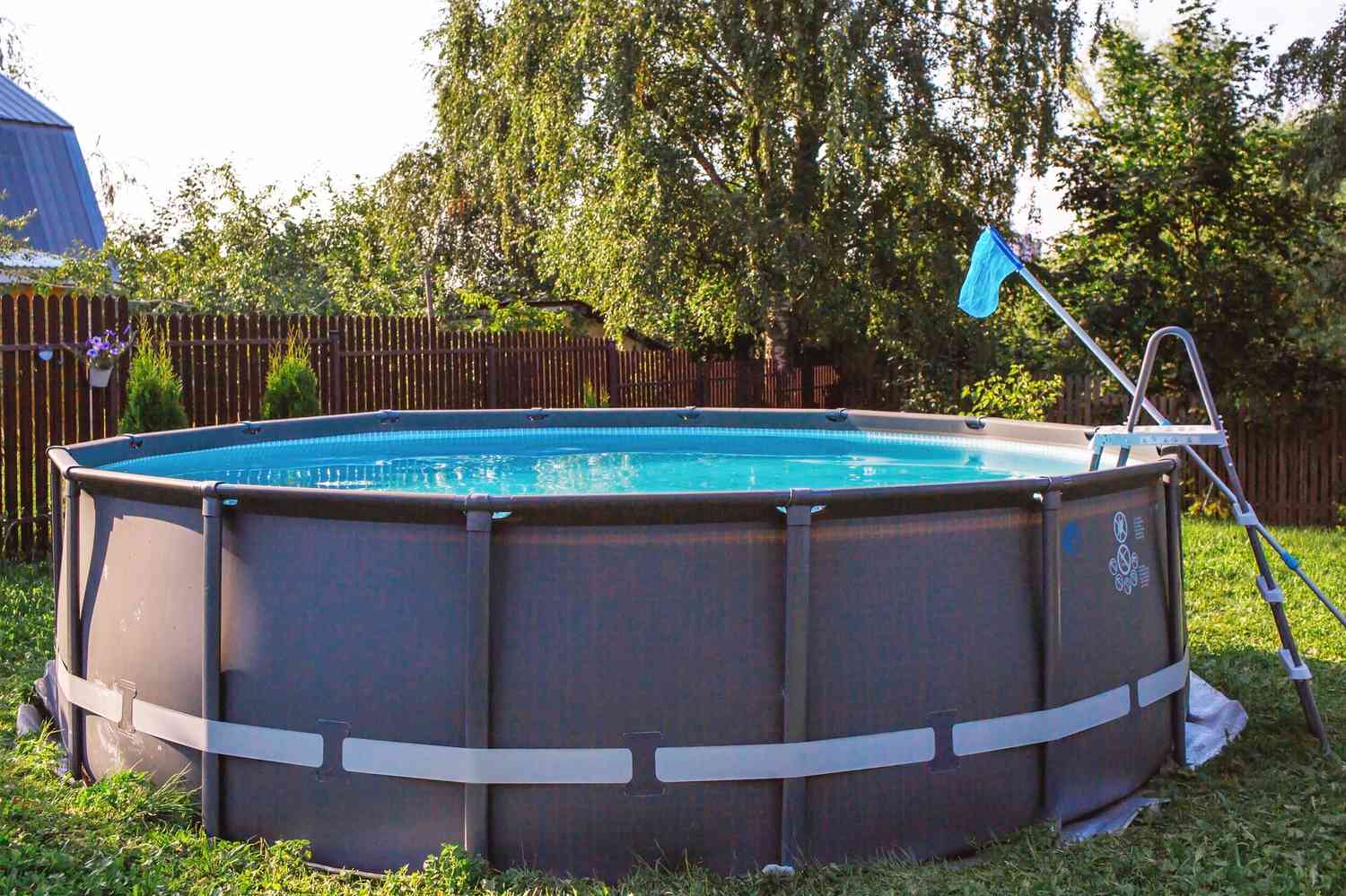 Wie man einen oberirdischen Pool mit Wasser ausgleicht