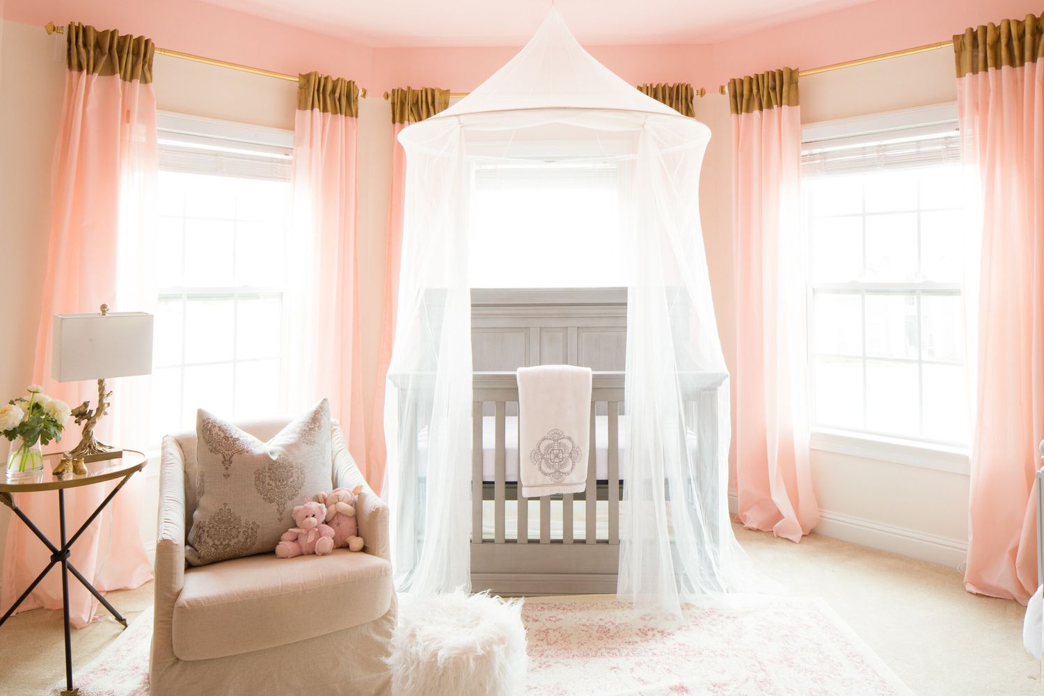 rosa und graues Babyzimmer