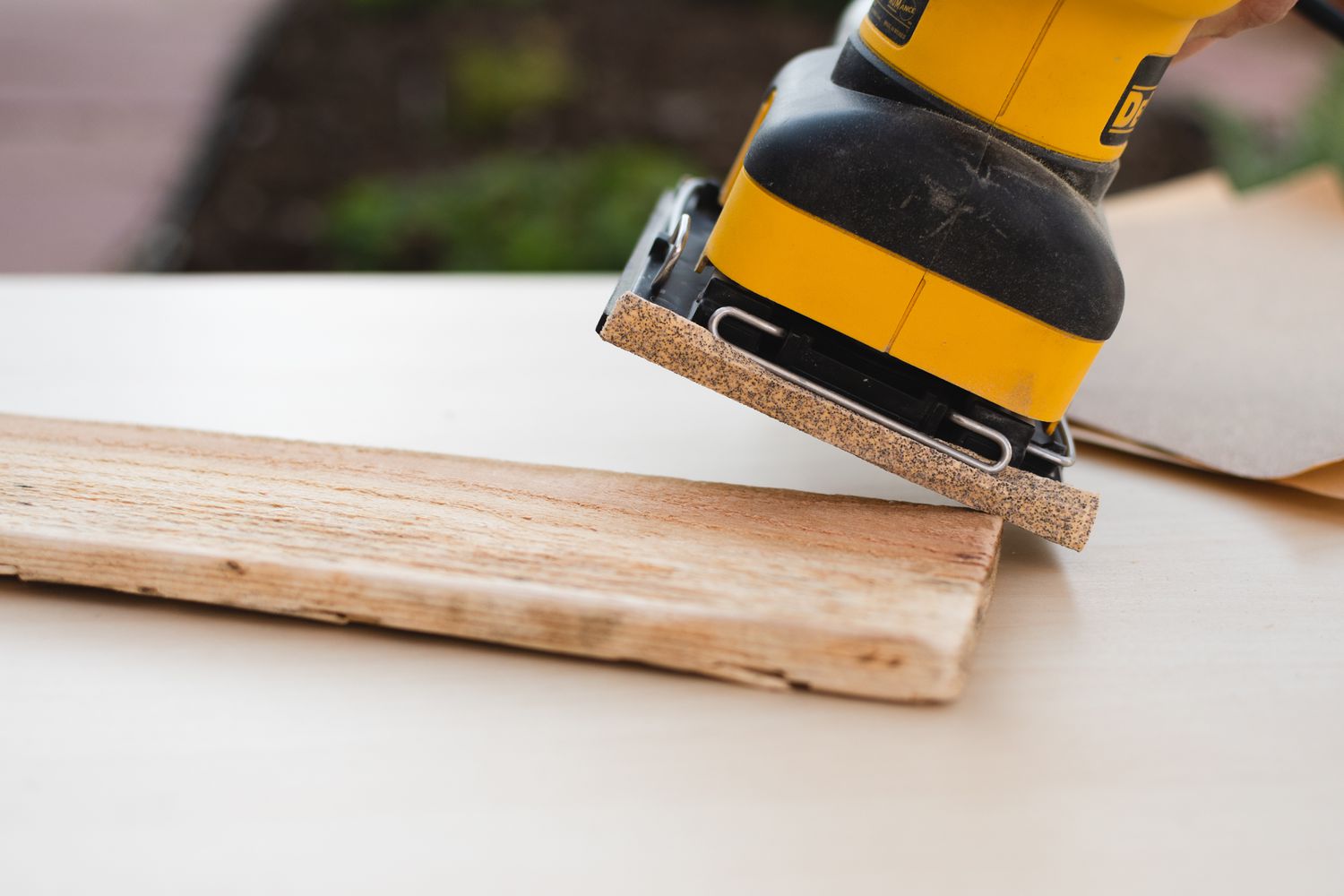 Lijadora redondeando borde de tablón de madera