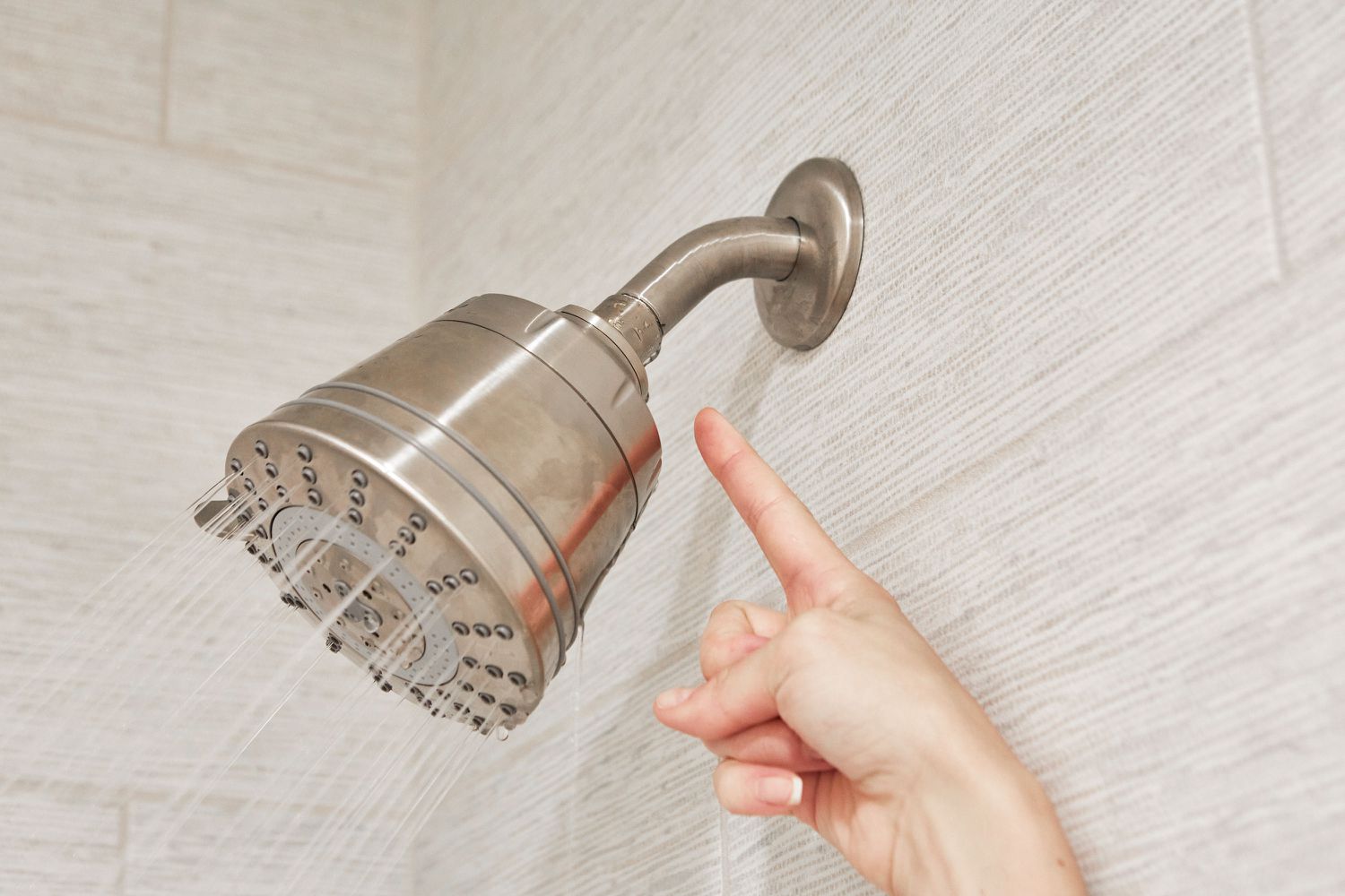 Filtre de douche encastré vérifié pour les fuites avec de l'eau s'écoulant de la pomme de douche