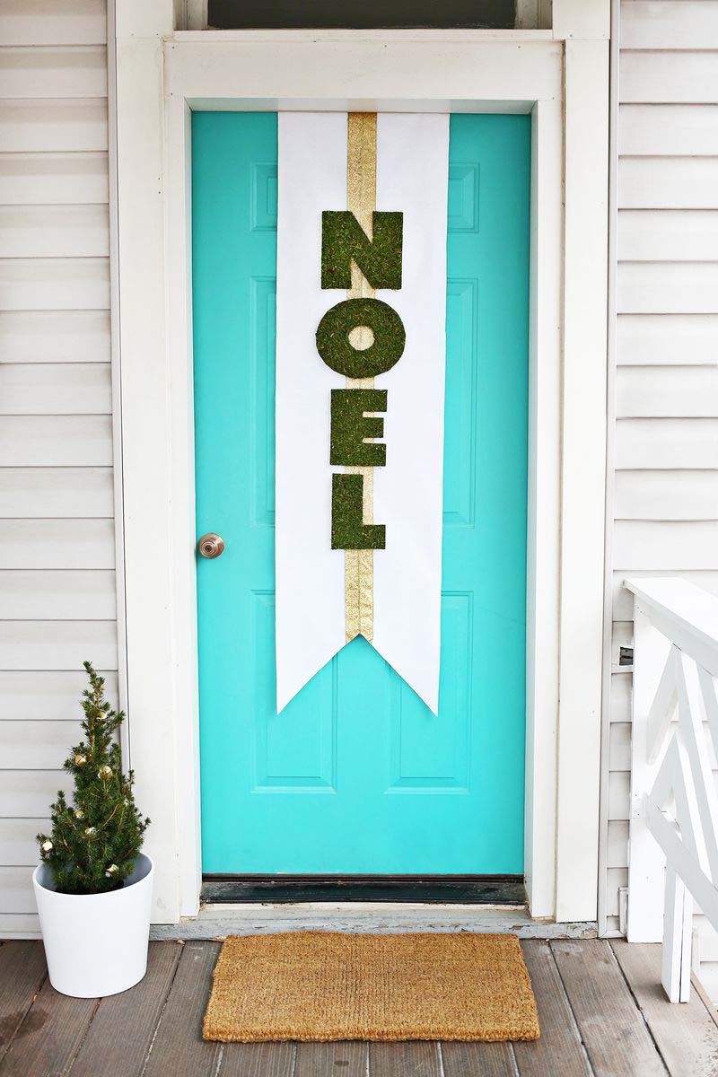 Eine blaugrüne Tür mit einem 