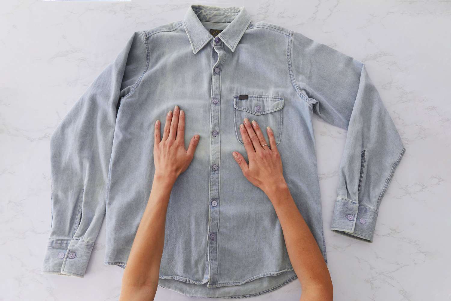 Camisa abotonada de jean gris claro puesta de frente