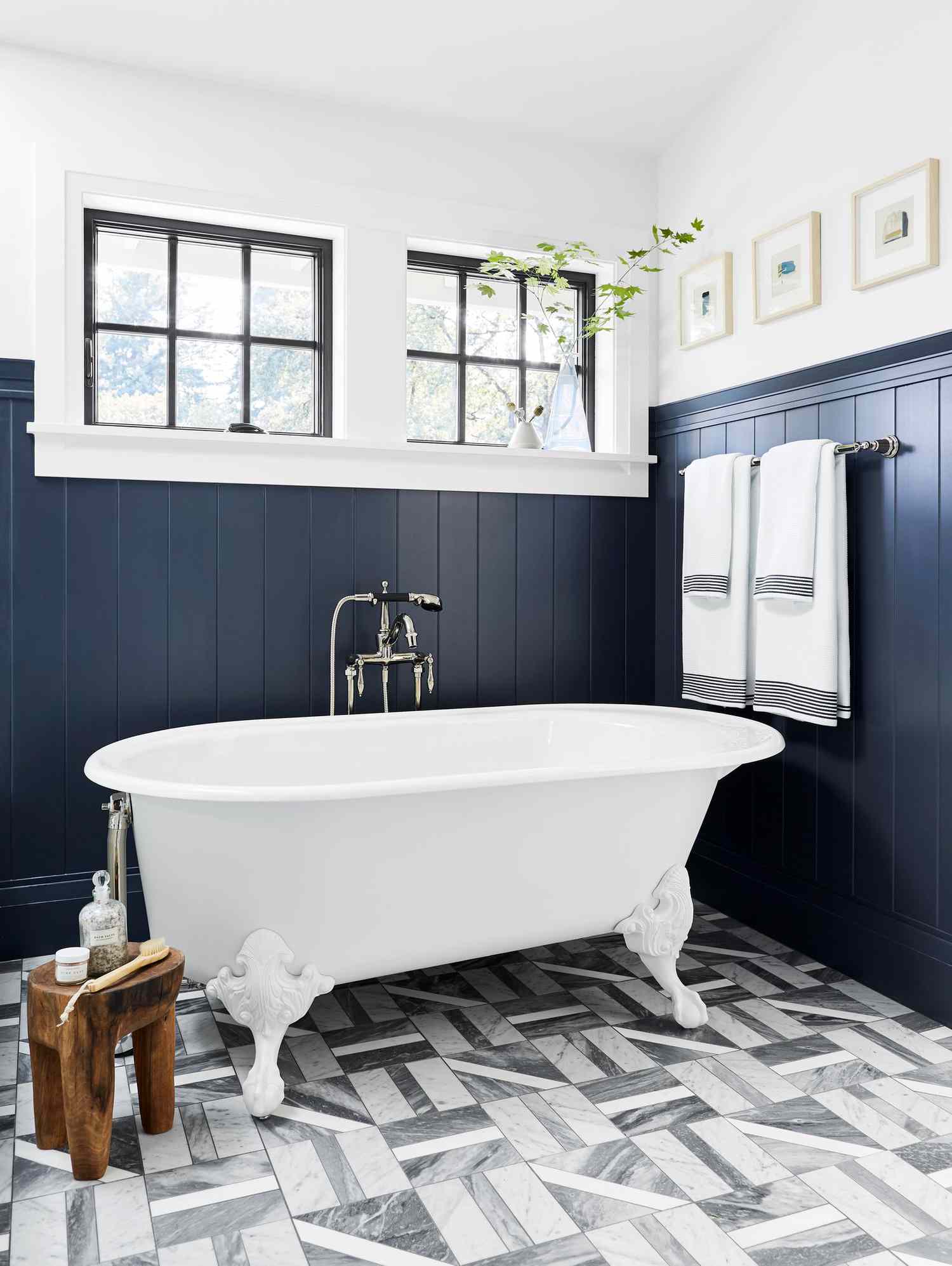 Badezimmer mit navy wainscotting 