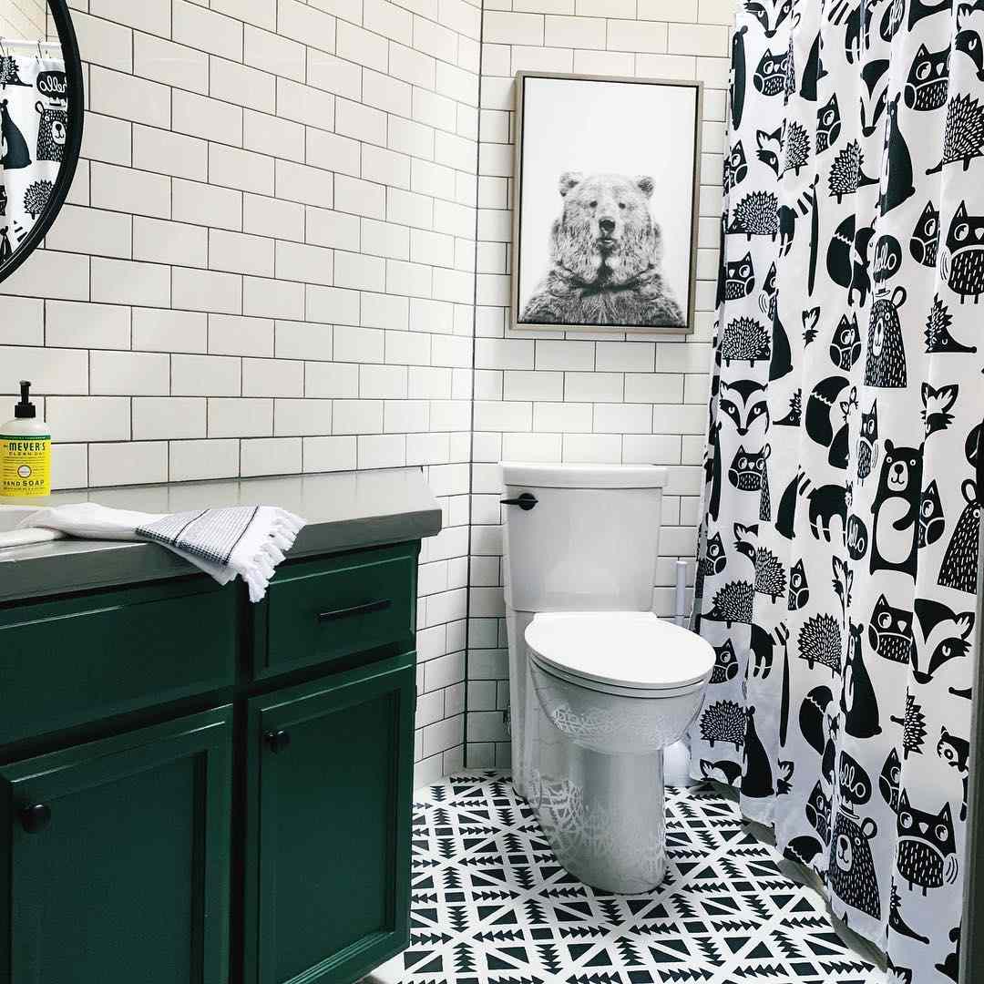 Salle de bain pour enfants sur le thème de la forêt avec des imprimés et des motifs graphiques en noir et blanc