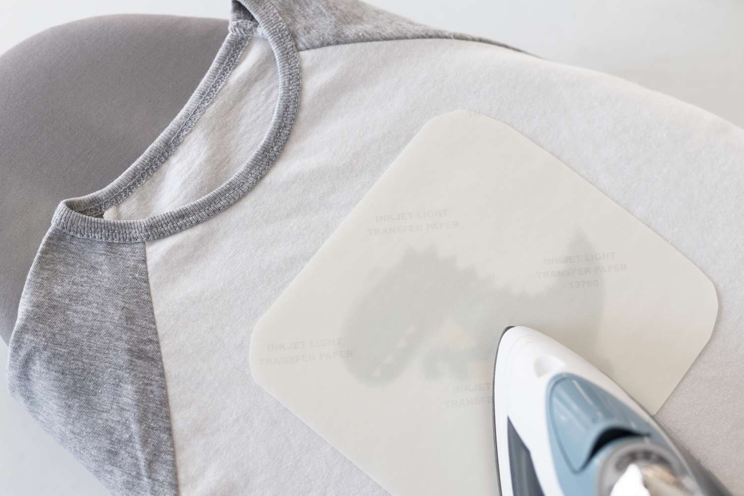 Weißes und grau beflecktes Hemd bügeln Clipart auf Transferpapier