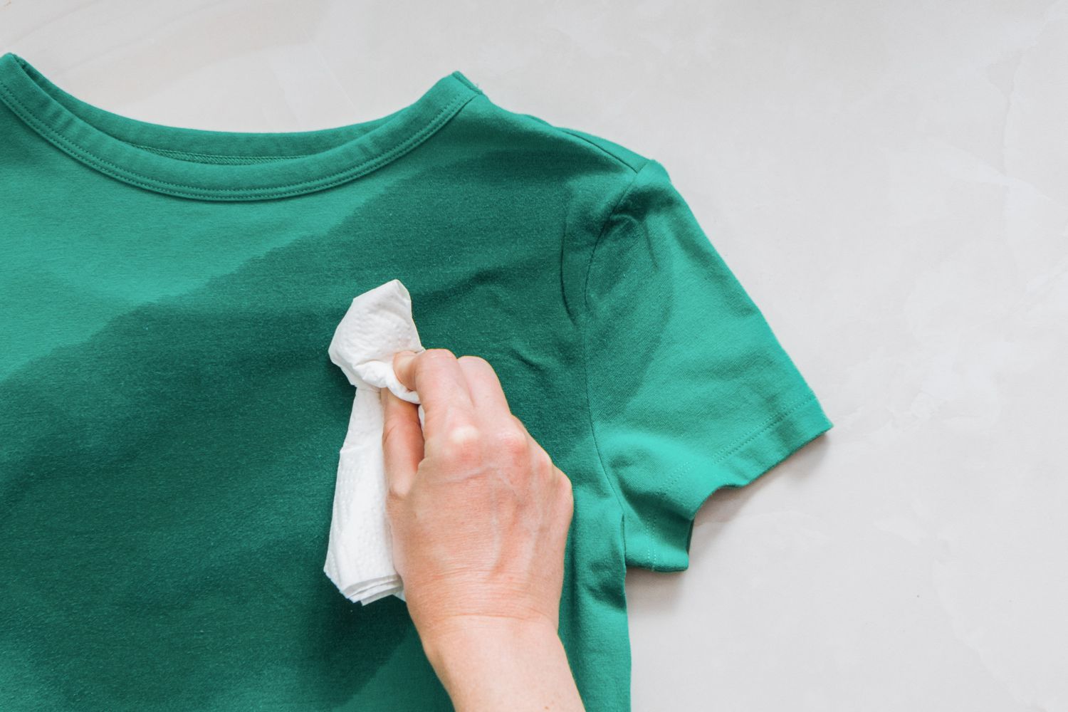 Secar la prenda manchada de refresco con toallitas de papel