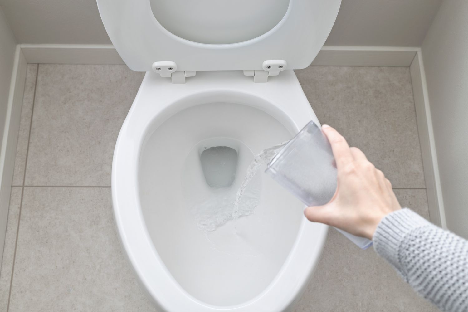 Mehr Wasser in die Toilettenschüssel einfüllen