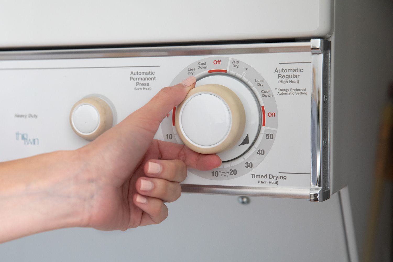 Máquina de secar roupa ajustada para a temperatura mais quente para matar roupas infestadas de insetos