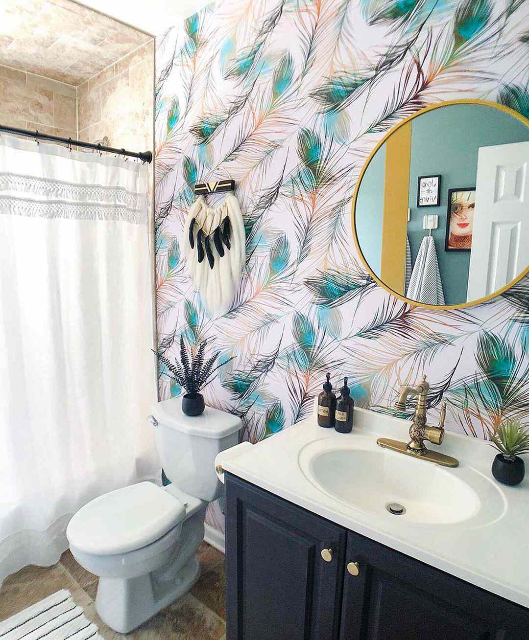 Salle de bain avec papier peint coloré et rideau de douche blanc