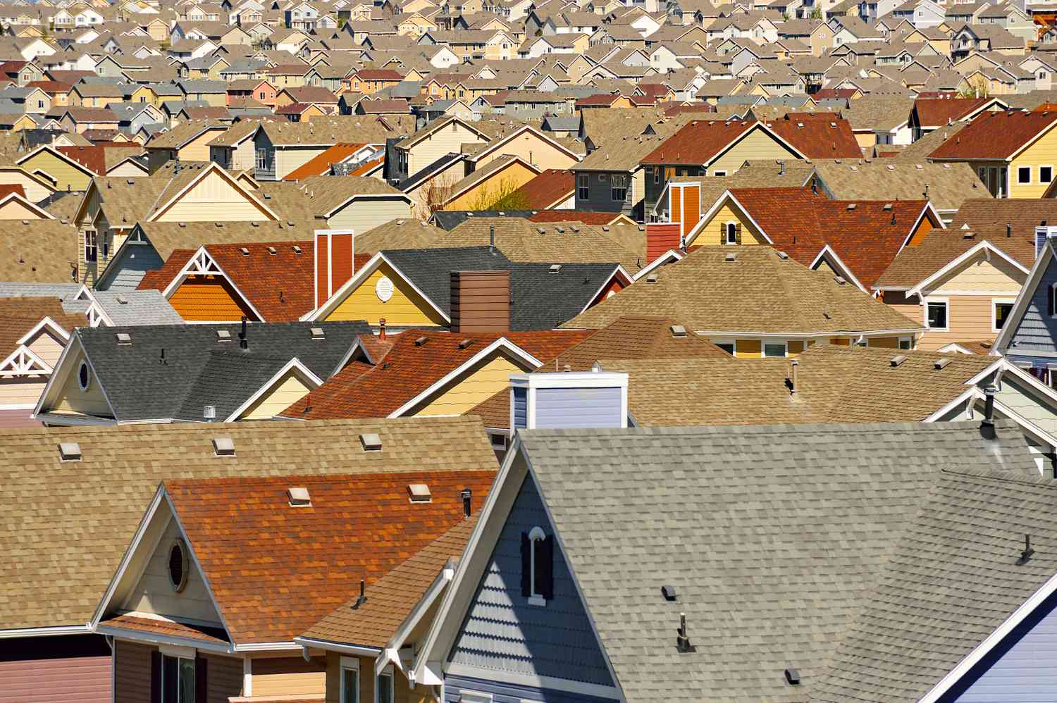 Telhados em um empreendimento suburbano, Colorado Springs, Colorado, Estados Unidos