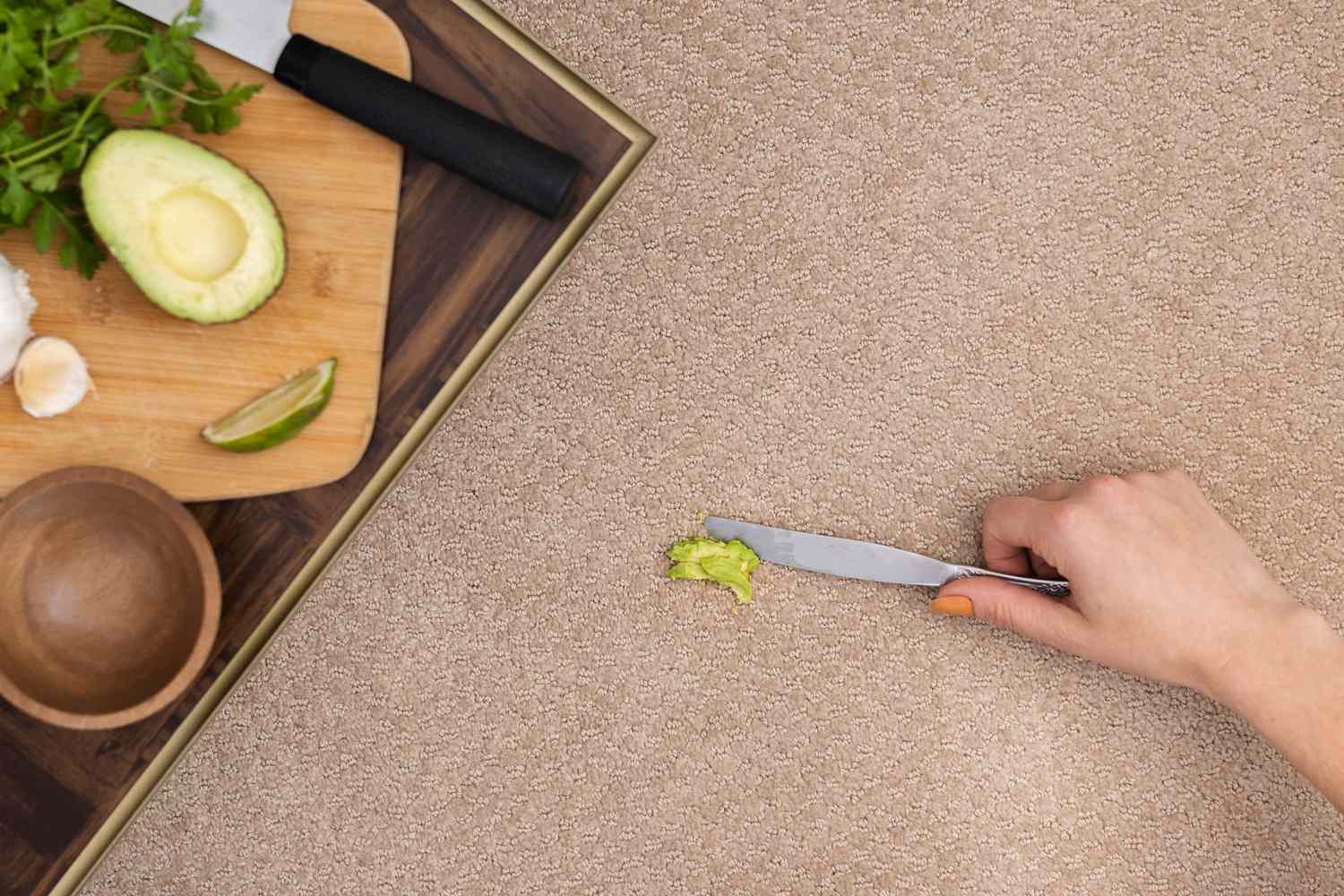 Removendo sólidos de abacate do carpete com uma faca cega