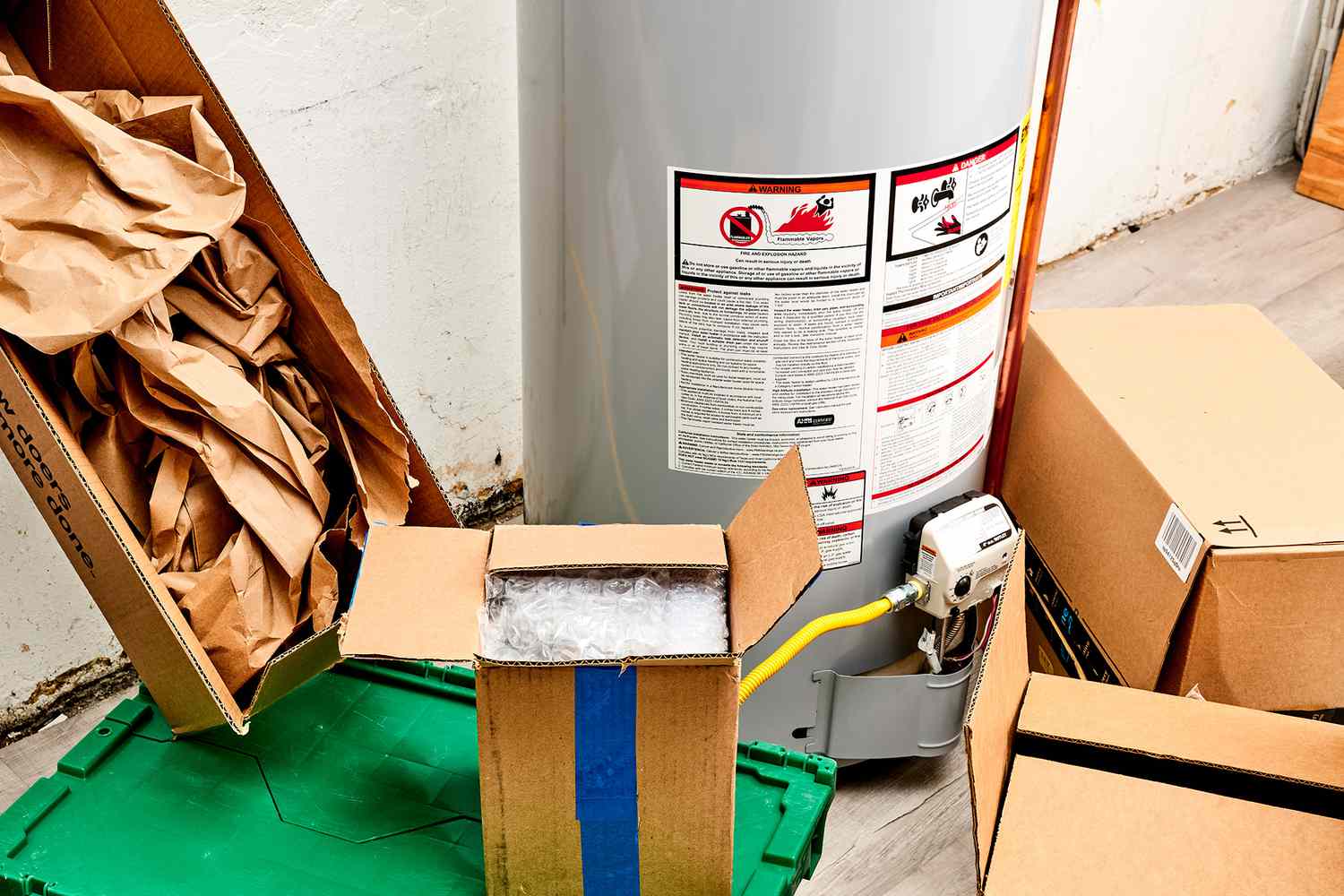 Kisten und Verpackungsmaterial blockieren den Zugang zur Gasleitung am Warmwasserbereiter