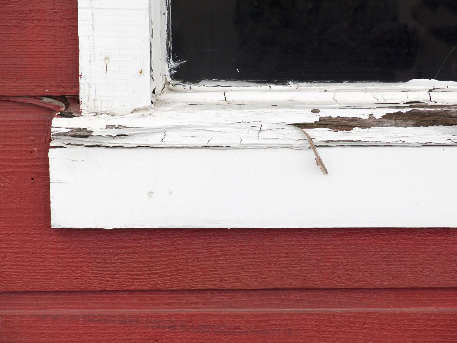 Fensterbank mit morschem Holz