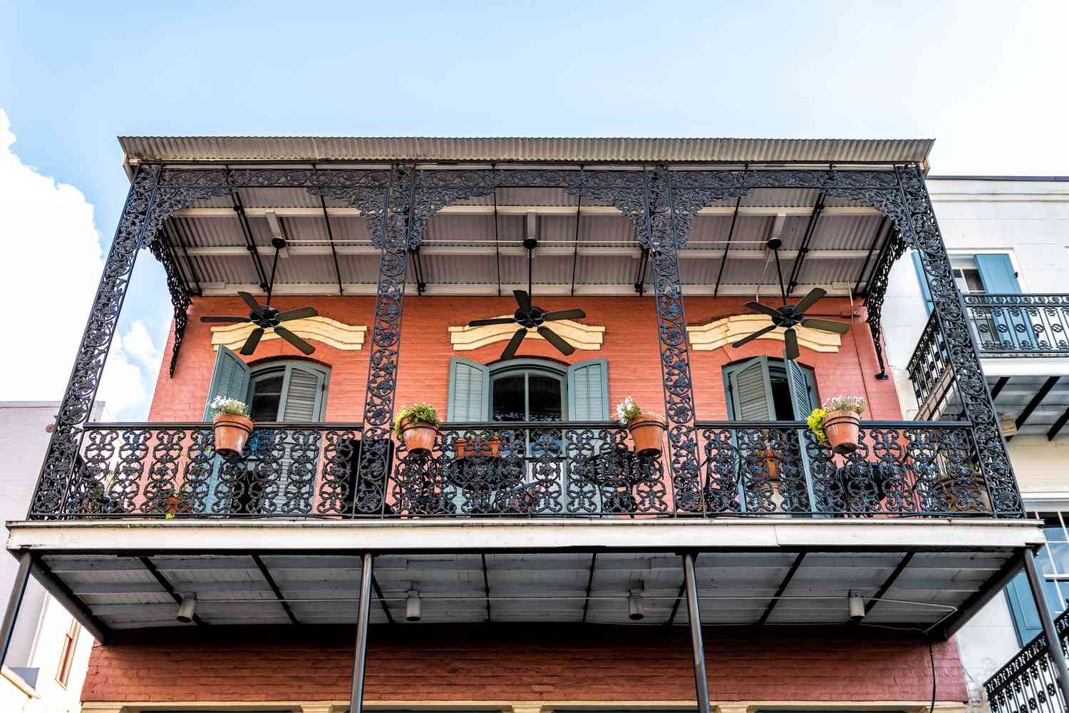 New Orleans, USA Französisches Viertel mit schmiedeeisernem Balkon eines Gebäudes in traditioneller Architektur mit Topfpflanzen-Dekoration in der berühmten Stadt Louisiana