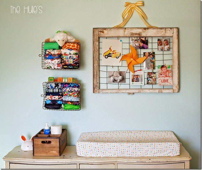 Cestos de arame montados na parede para organizar roupas de bebê