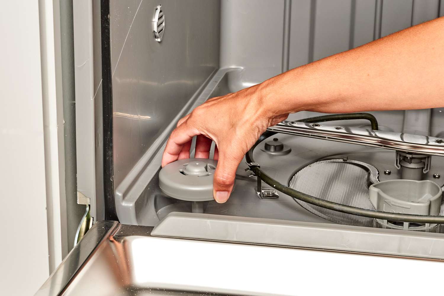 Boia da máquina de lavar louça levantada com a mão para fixação