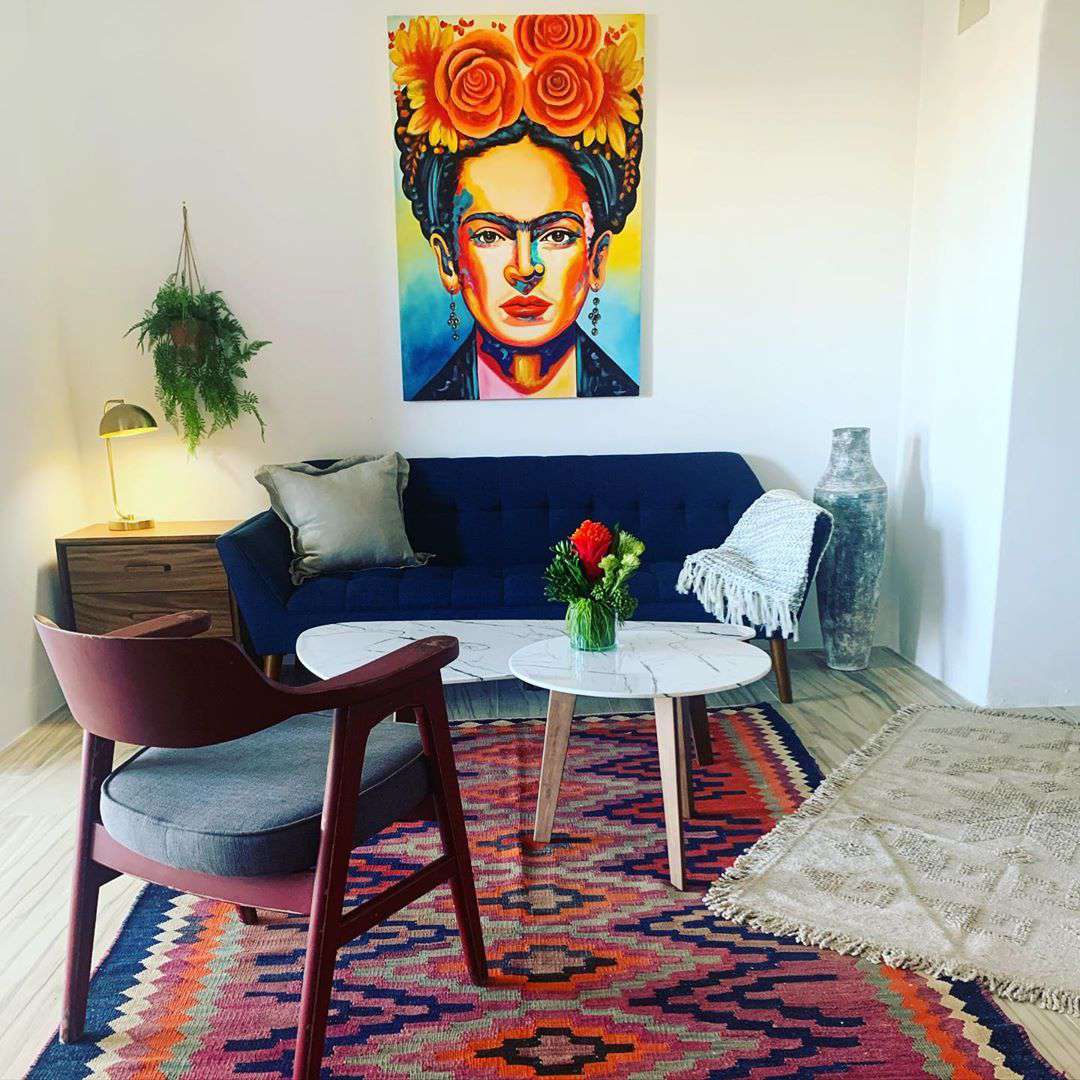 Sala de estar com arte colorida