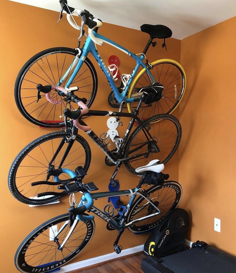 drei Fahrräder hängen in einer Reihe
