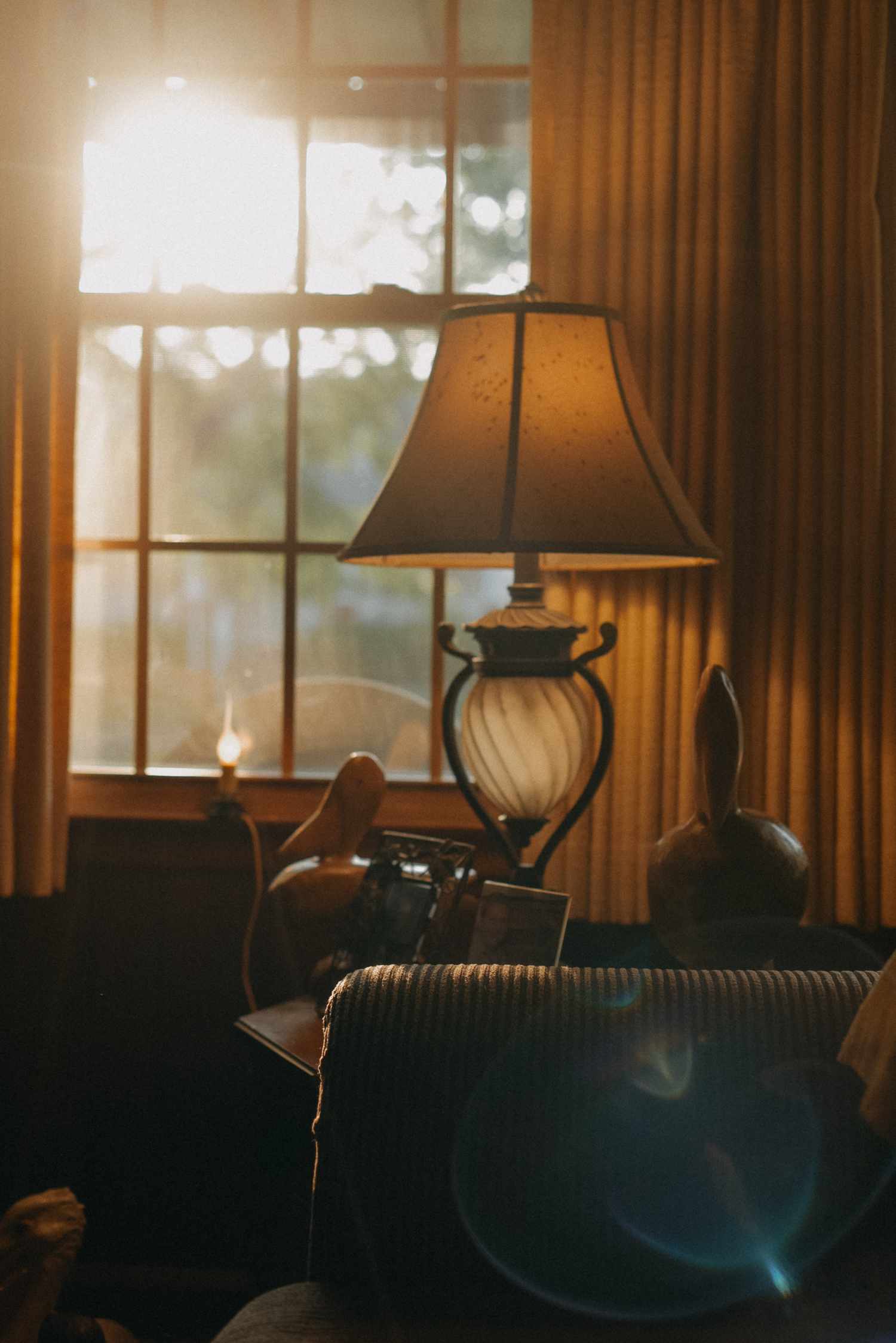 Lampe vor einem Fenster mit Vorhängen