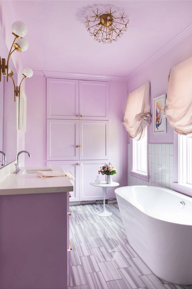 Baño morado claro con bañera exenta