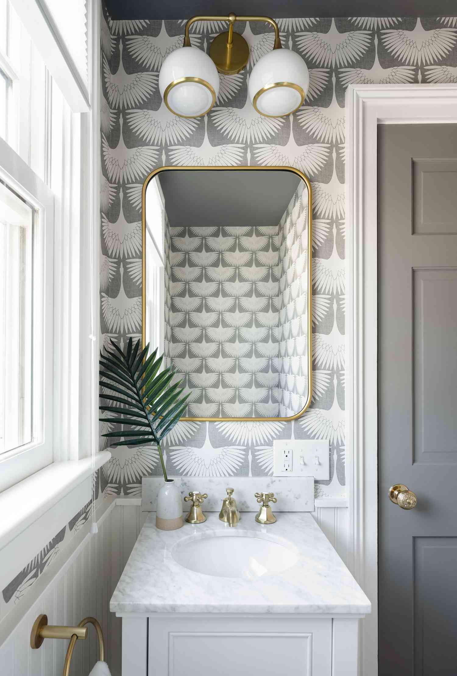 pequeño lavabo de mármol con papel pintado patrón
