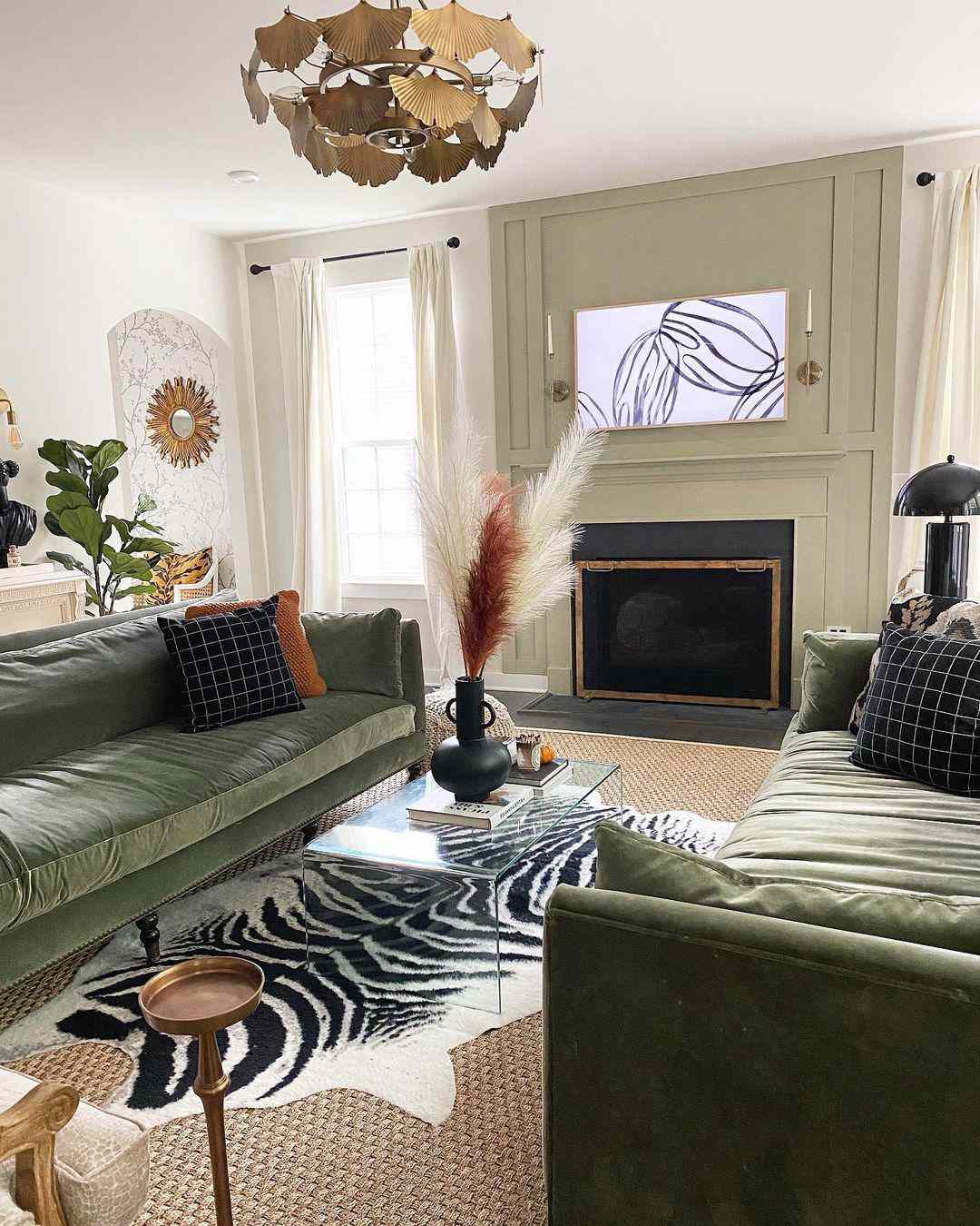 Glamouröses Wohnzimmer mit salbeigrünen Wänden und Couches.