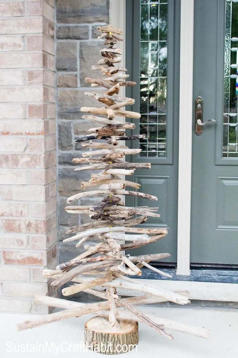 Ein hölzerner Weihnachtsbaum auf einer Veranda
