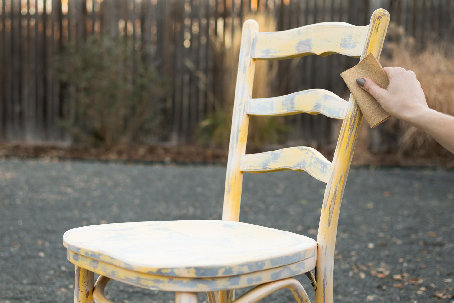 Chaise apprêtée légèrement poncée au papier de verre