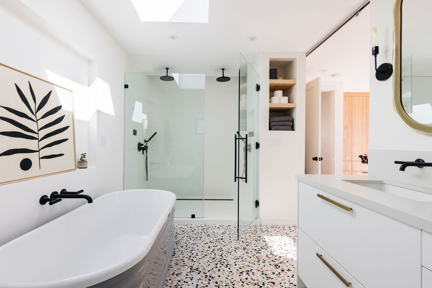 Banheiro sofisticado com chuveiro grande, banheira separada e claraboia