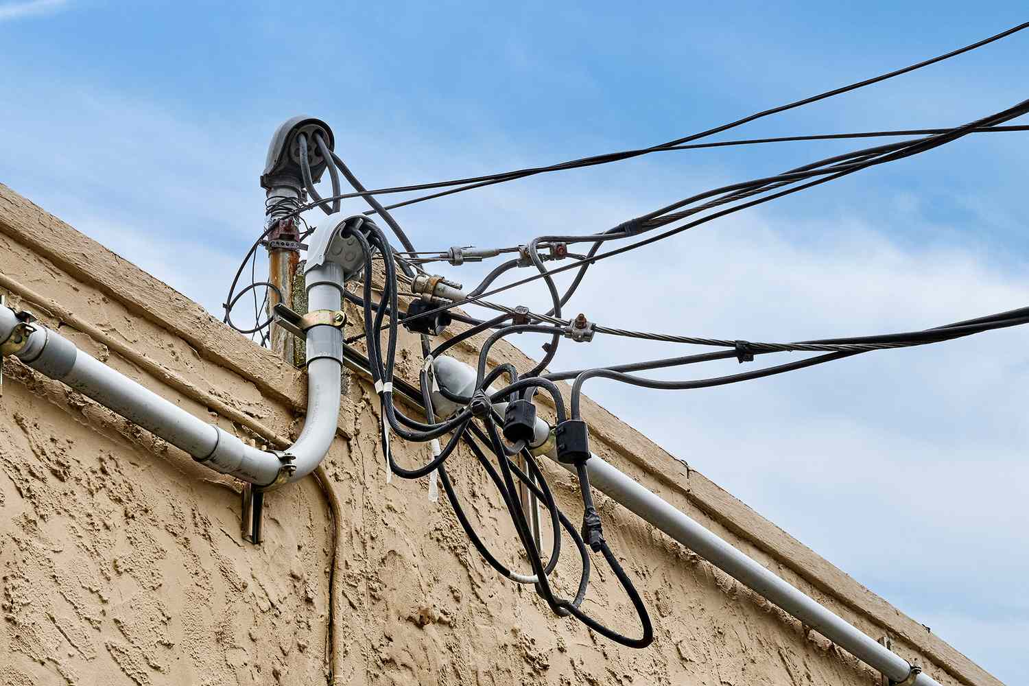 Cables de alimentación en el exterior del edificio