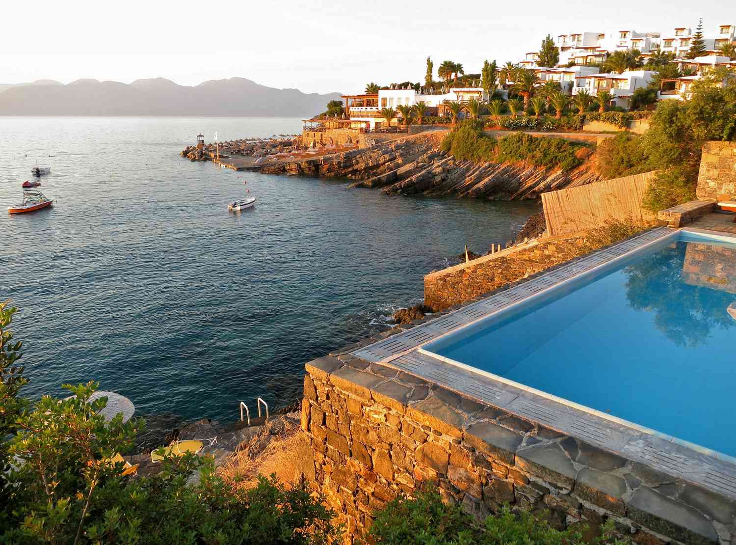 Mediterraner Pool mit Blick auf die Wasserstraße.