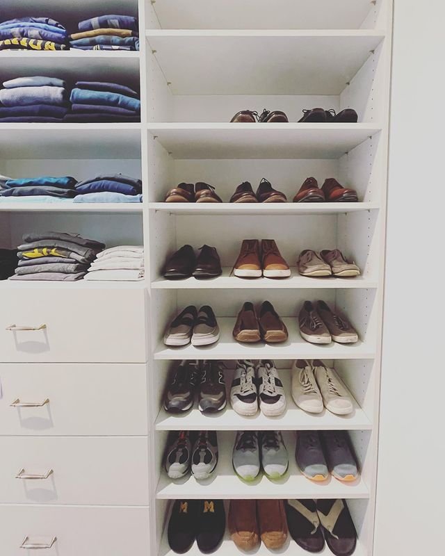 armario organizado y estantes para zapatos