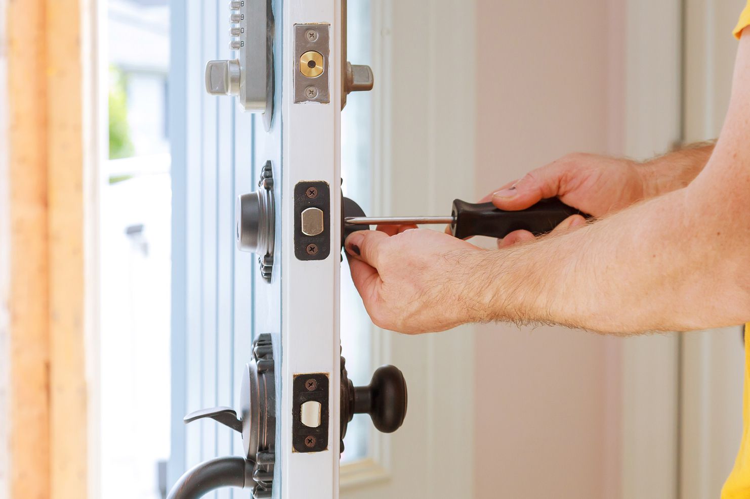 Persona cambiando la cerradura de su nueva casa