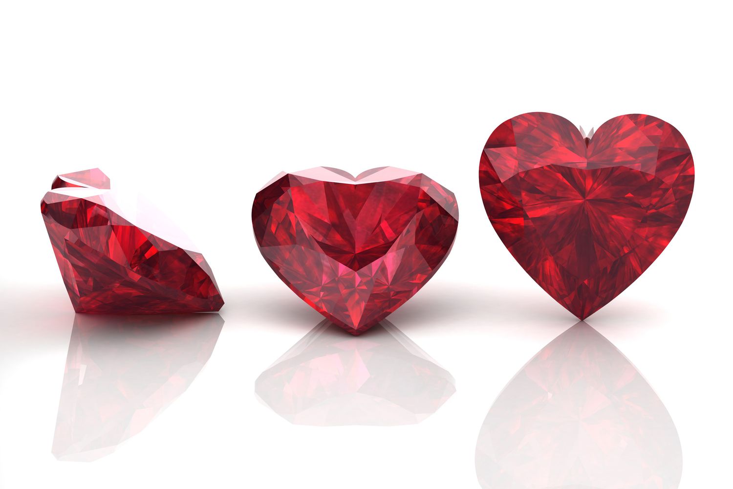pedras preciosas de rubi em forma de coração em um fundo branco