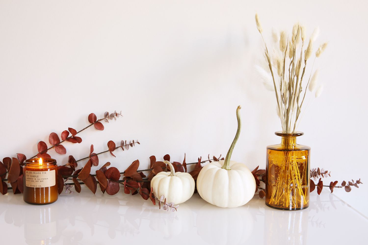 25 Ideias de decoração para a lareira no outono para deixar sua casa mais aconchegante