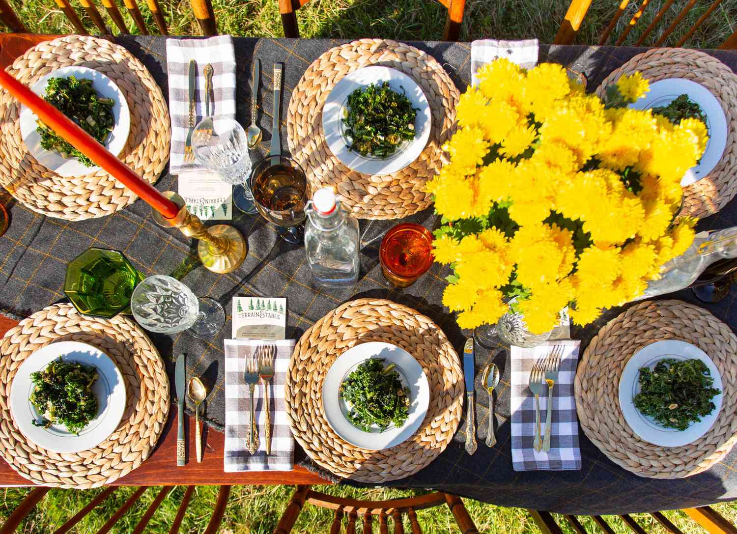 Sommerliche Dinnerparty im Freien mit karierten Servietten.