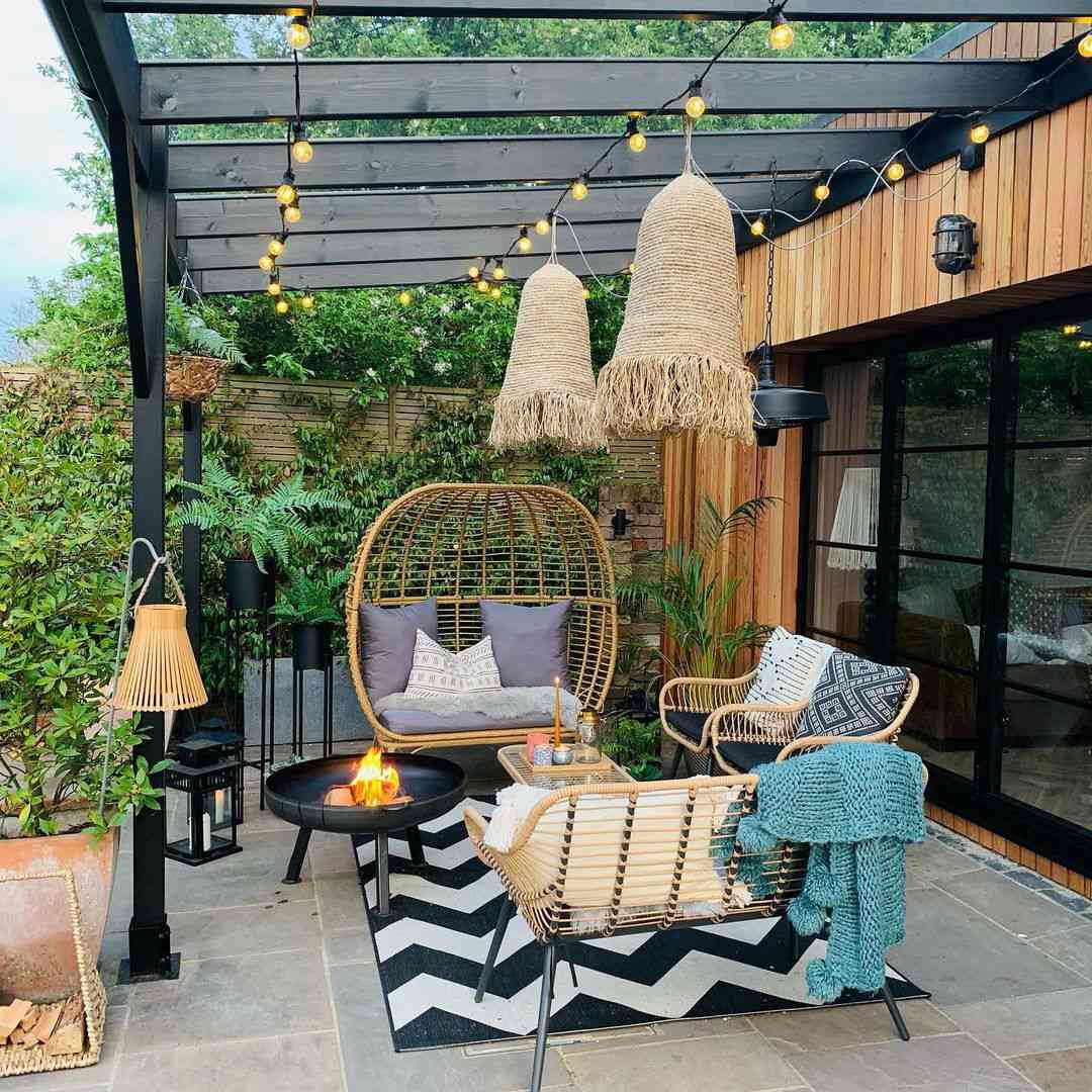 Pérgola con iluminación y muebles de patio