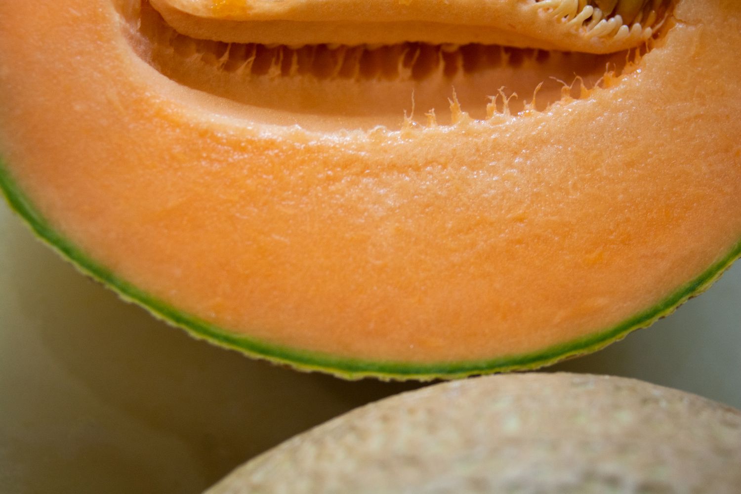 Cantaloupe-Scheibe mit orangefarbener Frucht in Nahaufnahme