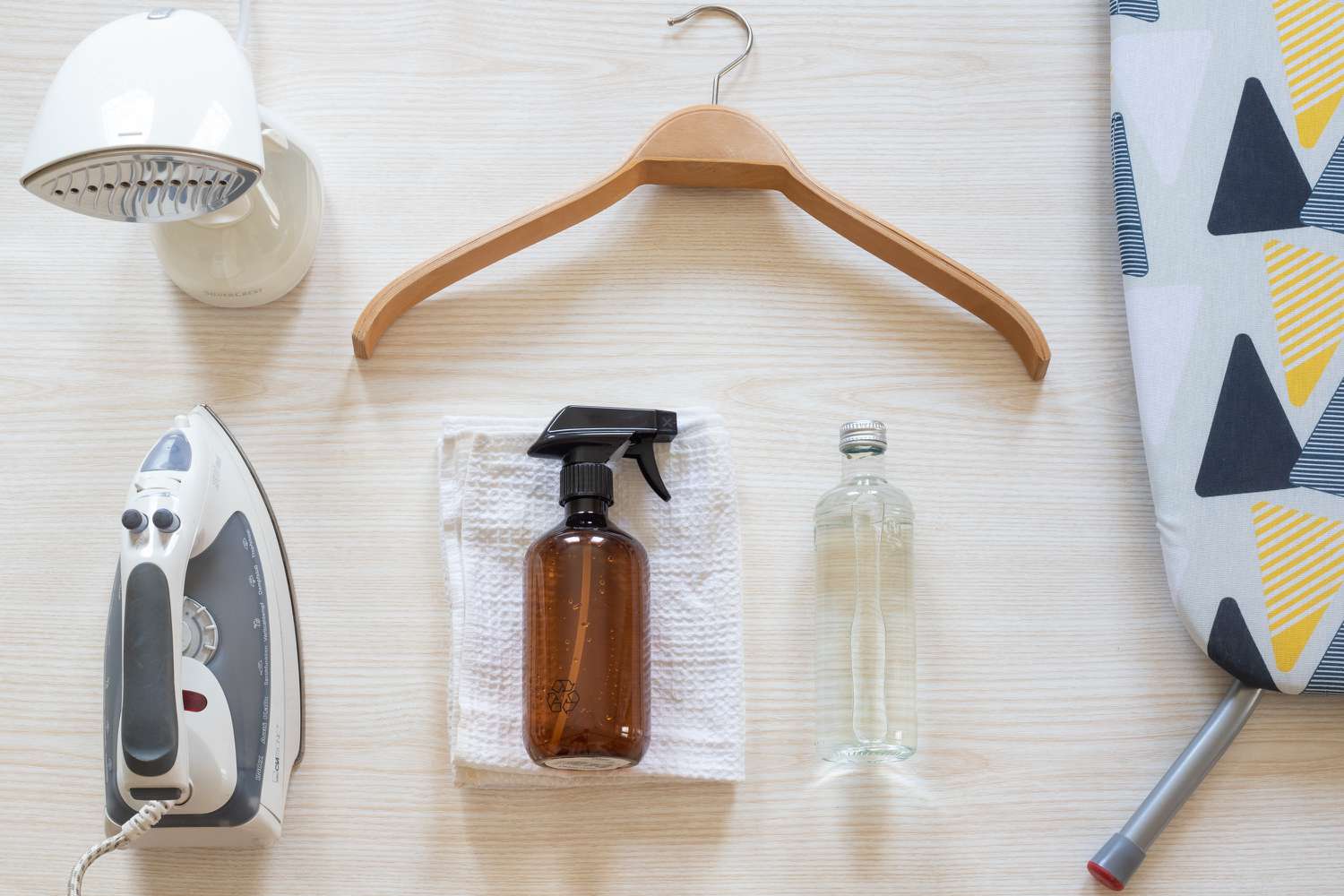 Materialien und Werkzeuge zum Bügeln von ausschließlich chemisch gereinigter Kleidung