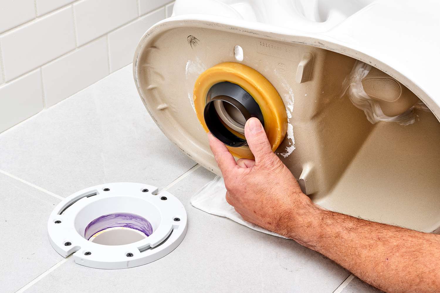 Novo anel de cera aplicado no fundo do vaso sanitário limpo