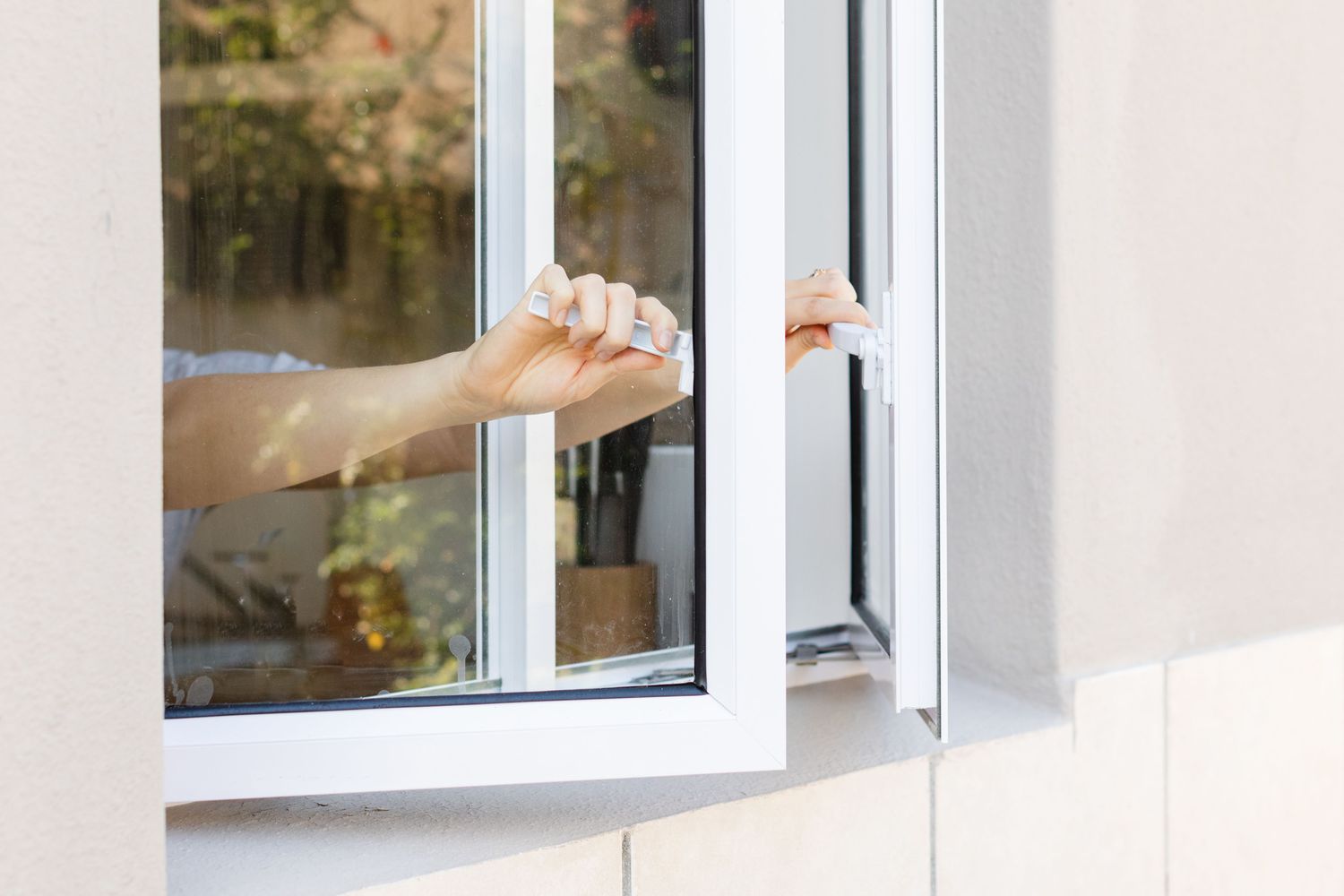 Küchenfenster wird geöffnet, um Gasgeruch zu beseitigen