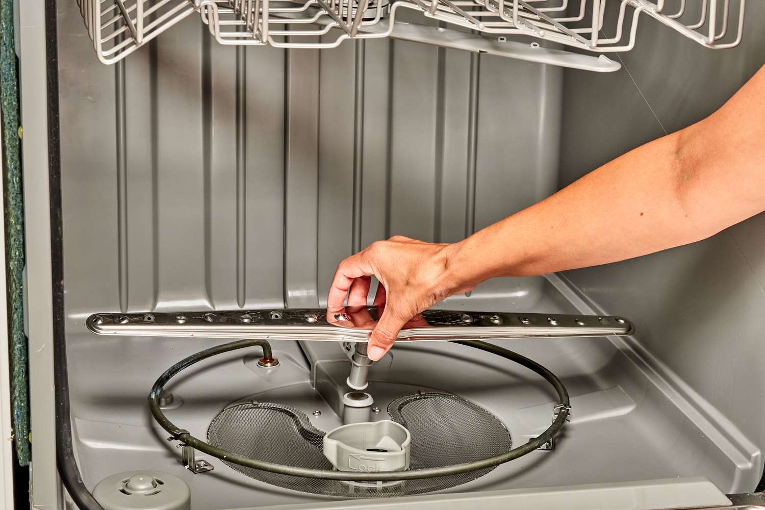 Spülmaschinensprüharm zur Reinigung angehoben
