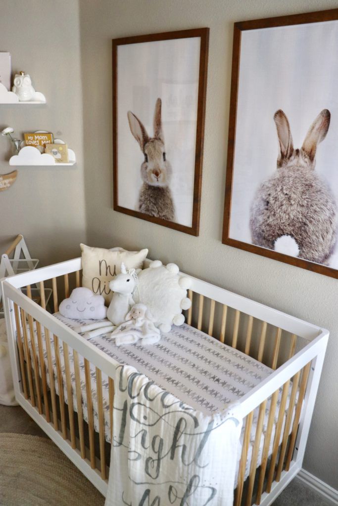 Impressões de parede de grandes dimensões em um doce quarto de bebê com tema de coelhinho