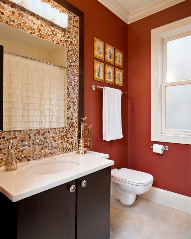 cuarto de baño con una pared de color rojo intenso