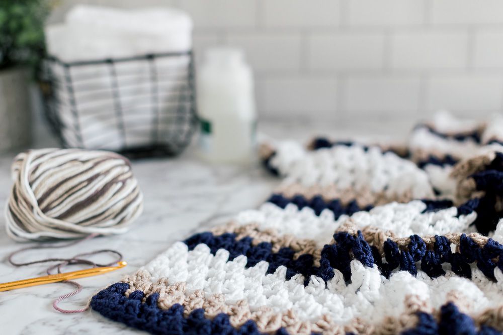 Um cobertor de crochê e um novelo de lã
