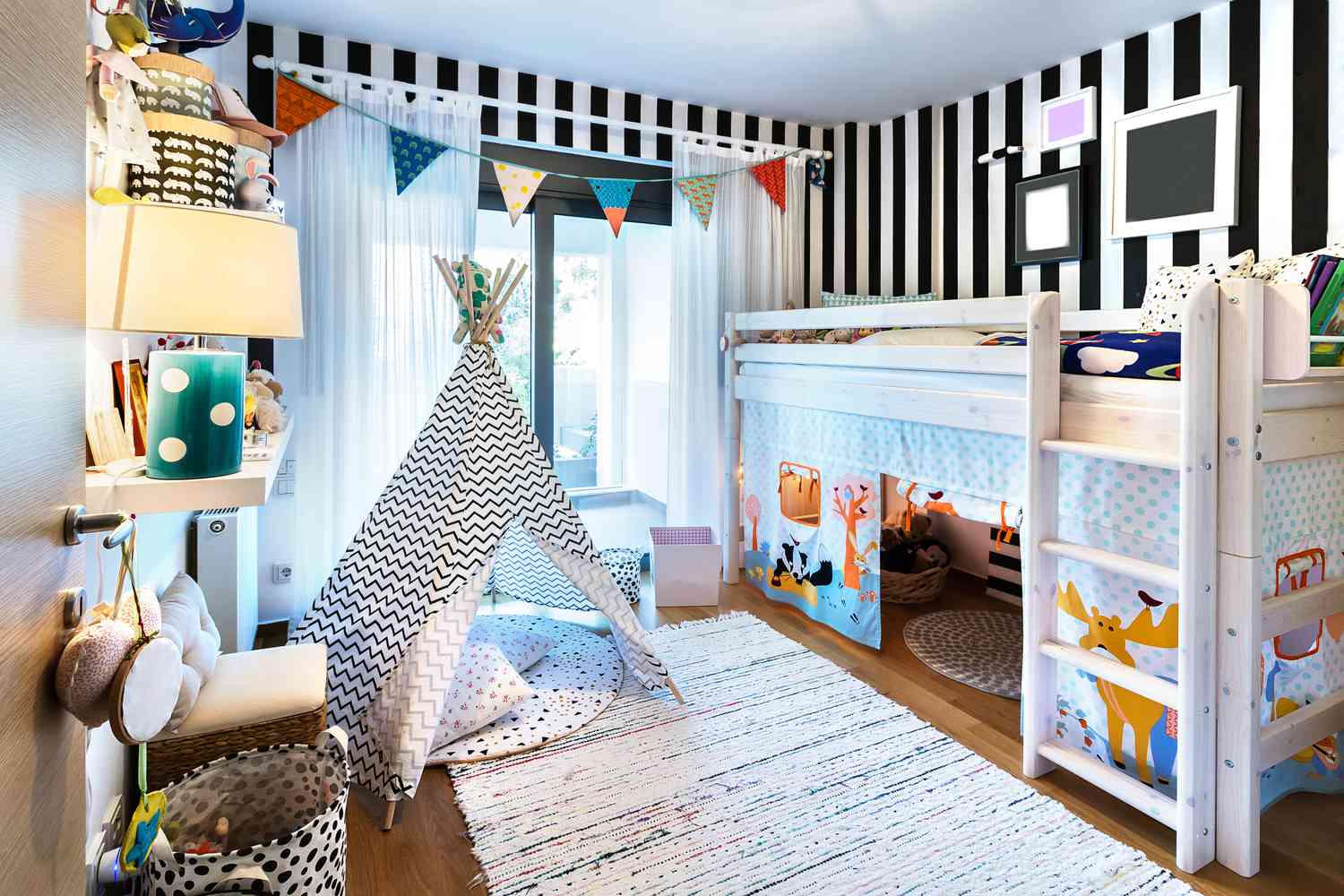 Kinderzimmer mit Etagenbetten und Spielzelt